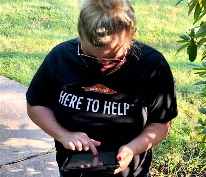 A female SERVPRO employee working directly with customers